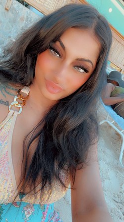 Riyalovesyou_escort_image